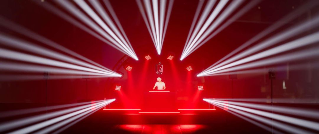 Immersive stage design and lighting
